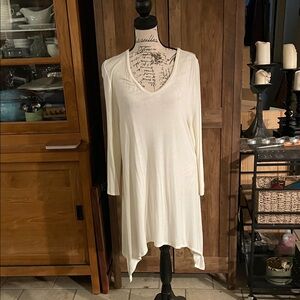 LOGO by Lori Goldstein Cream V-Neck Long-Sleeve Asymmetric Tunic